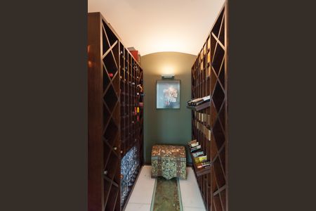 Apartamento à venda com 164m², 4 quartos e 4 vagas Apartamento à venda com 164m², 4 quartos e 4 vagasAdega