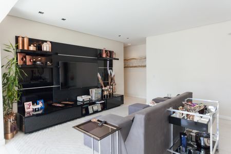 Apartamento à venda com 164m², 4 quartos e 4 vagas Apartamento à venda com 164m², 4 quartos e 4 vagasSala de TV