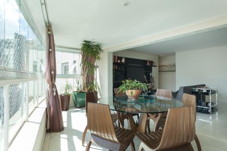 Apartamento à venda com 164m², 4 quartos e 4 vagas Apartamento à venda com 164m², 4 quartos e 4 vagasVaranda gourmet - Sala