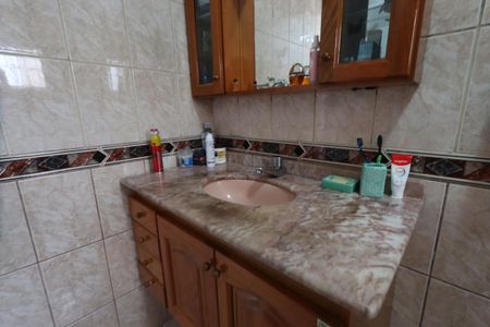 Casa à venda com 200m², 3 quartos e 8 vagasBanheiro da Suíte 1