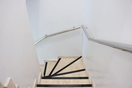 Casa à venda com 158m², 4 quartos e 2 vagasEscada de acesso à edícula