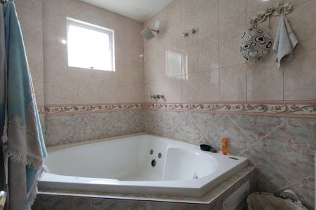 Casa de condomínio para alugar com 500m², 4 quartos e 2 vagas Casa de condomínio para alugar com 500m², 4 quartos e 2 vagasBanheiro da Suíte