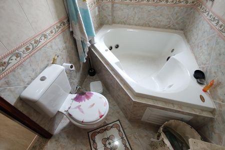 Casa de condomínio para alugar com 500m², 4 quartos e 2 vagas Casa de condomínio para alugar com 500m², 4 quartos e 2 vagasBanheiro da Suíte