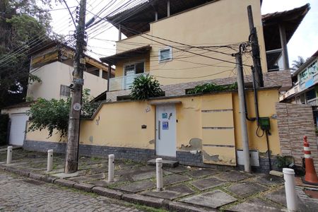 Casa de condomínio para alugar com 500m², 4 quartos e 2 vagas Casa de condomínio para alugar com 500m², 4 quartos e 2 vagasFachada