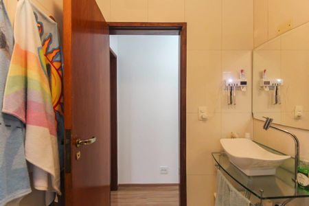 Casa à venda com 230m², 3 quartos e 2 vagas Casa à venda com 230m², 3 quartos e 2 vagasBanheiro