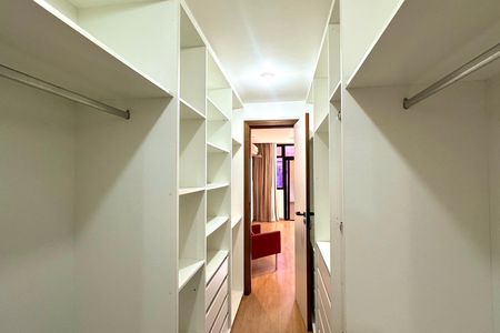 Apartamento à venda com 167m², 3 quartos e 2 vagas Apartamento à venda com 167m², 3 quartos e 2 vagasCloset da suíte