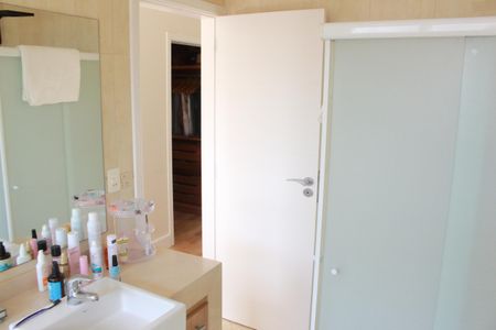 Casa à venda com 473m², 3 quartos e 8 vagasBanheiro da Suíte 1