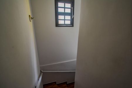 Casa à venda com 100m², 2 quartos e 2 vagasEscada