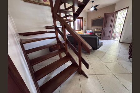 Casa para alugar com 200m², 3 quartos e 3 vagas Casa para alugar com 200m², 3 quartos e 3 vagasEscada para os Quartos
