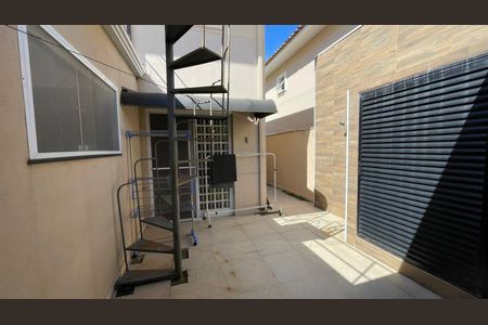 Casa de condomínio à venda com 160m², 4 quartos e 3 vagas Casa de condomínio à venda com 160m², 4 quartos e 3 vagasÁrea Externa
