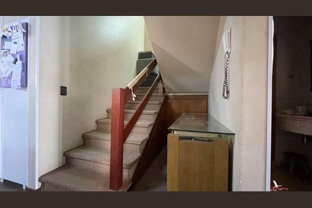 Casa de condomínio à venda com 160m², 4 quartos e 3 vagas Casa de condomínio à venda com 160m², 4 quartos e 3 vagasEscada