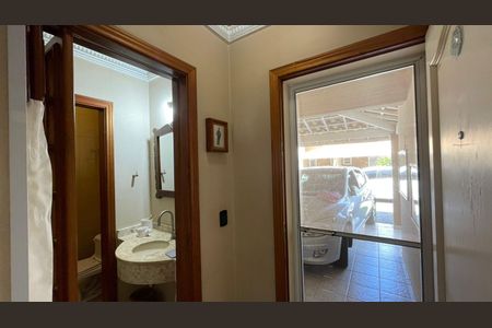 Casa de condomínio à venda com 160m², 4 quartos e 3 vagas Casa de condomínio à venda com 160m², 4 quartos e 3 vagasBanheiro 1
