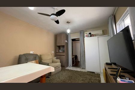 Casa de condomínio à venda com 160m², 4 quartos e 3 vagas Casa de condomínio à venda com 160m², 4 quartos e 3 vagasSala