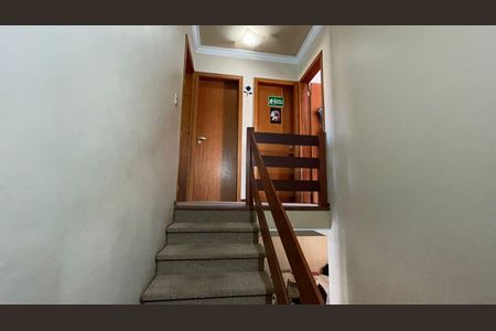 Casa de condomínio à venda com 160m², 4 quartos e 3 vagas Casa de condomínio à venda com 160m², 4 quartos e 3 vagasEscada