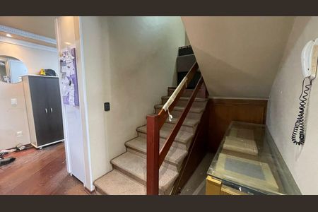 Casa de condomínio à venda com 160m², 4 quartos e 3 vagas Casa de condomínio à venda com 160m², 4 quartos e 3 vagasEscada