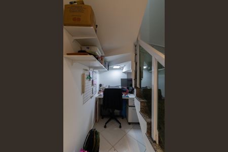 Casa à venda com 102m², 3 quartos e 2 vagas Casa à venda com 102m², 3 quartos e 2 vagasEscada