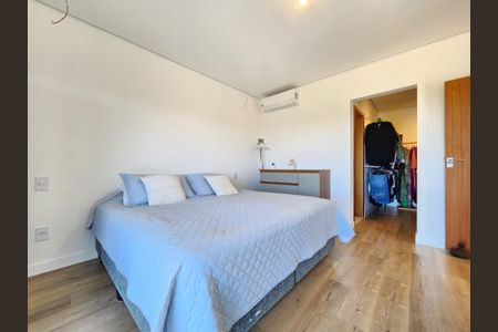 Casa de condomínio à venda com 220m², 4 quartos e 4 vagas Casa de condomínio à venda com 220m², 4 quartos e 4 vagasSuíte