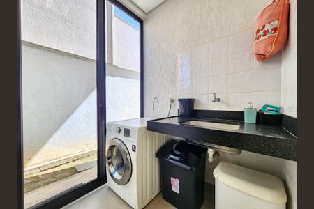 Casa de condomínio à venda com 220m², 4 quartos e 4 vagas Casa de condomínio à venda com 220m², 4 quartos e 4 vagasÁrea de Serviço