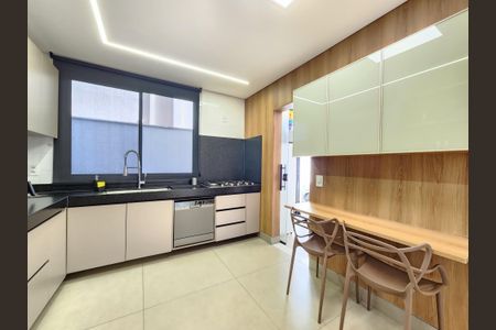 Casa de condomínio à venda com 220m², 4 quartos e 4 vagas Casa de condomínio à venda com 220m², 4 quartos e 4 vagasCozinha