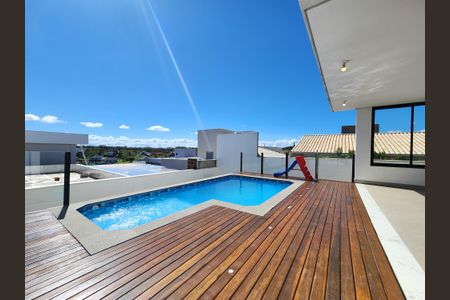 Casa de condomínio à venda com 220m², 4 quartos e 4 vagas Casa de condomínio à venda com 220m², 4 quartos e 4 vagasPiscina