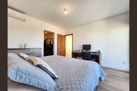 Casa de condomínio à venda com 220m², 4 quartos e 4 vagas Casa de condomínio à venda com 220m², 4 quartos e 4 vagasSuíte