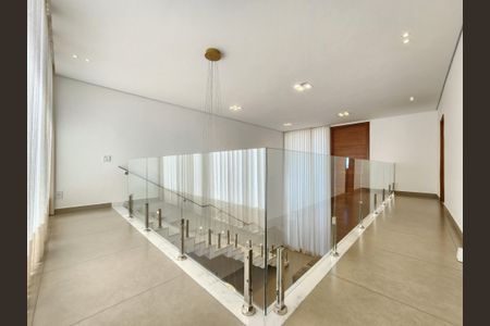 Casa de condomínio à venda com 220m², 4 quartos e 4 vagas Casa de condomínio à venda com 220m², 4 quartos e 4 vagas2° Andar