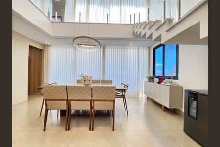 Casa de condomínio à venda com 220m², 4 quartos e 4 vagas Casa de condomínio à venda com 220m², 4 quartos e 4 vagasSala de Jantar