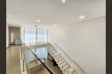 Casa de condomínio à venda com 220m², 4 quartos e 4 vagas Casa de condomínio à venda com 220m², 4 quartos e 4 vagas2° Andar