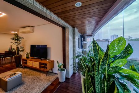 Apartamento à venda com 123m², 3 quartos e 2 vagas Apartamento à venda com 123m², 3 quartos e 2 vagasVaranda