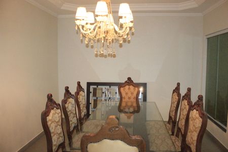 Casa à venda com 188m², 3 quartos e 2 vagasSala de jantar