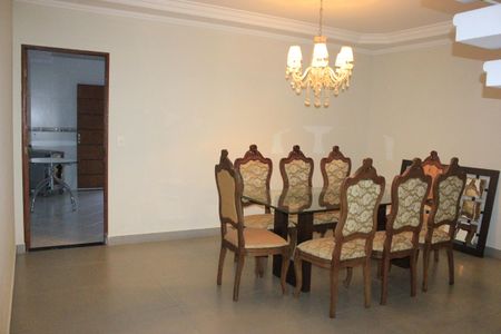 Casa à venda com 188m², 3 quartos e 2 vagasSala de jantar