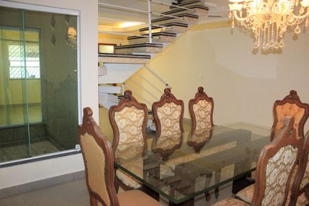 Casa à venda com 188m², 3 quartos e 2 vagasSala de jantar