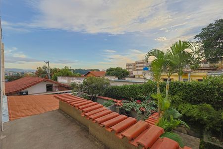 Casa à venda com 360m², 4 quartos e 2 vagas Casa à venda com 360m², 4 quartos e 2 vagasVista