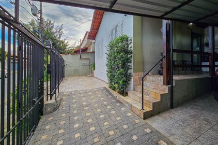 Casa à venda com 360m², 4 quartos e 2 vagas Casa à venda com 360m², 4 quartos e 2 vagasGaragem