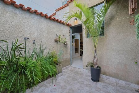 Casa à venda com 360m², 4 quartos e 2 vagas Casa à venda com 360m², 4 quartos e 2 vagasVaranda