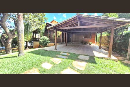 Casa de condomínio à venda com 800m², 5 quartos e 3 vagas Casa de condomínio à venda com 800m², 5 quartos e 3 vagasFachada