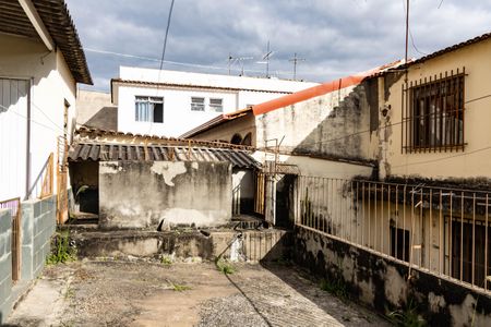 Casa à venda com 173m², 5 quartos e 4 vagas Casa à venda com 173m², 5 quartos e 4 vagasQuintal