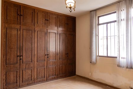 Casa à venda com 173m², 5 quartos e 4 vagas Casa à venda com 173m², 5 quartos e 4 vagasQuarto 2