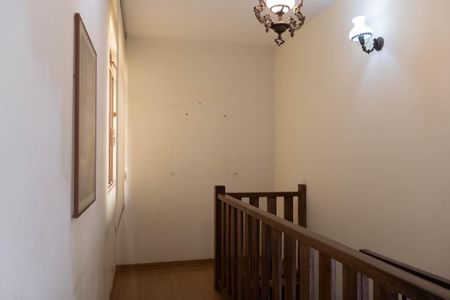 Casa à venda com 173m², 5 quartos e 4 vagas Casa à venda com 173m², 5 quartos e 4 vagasEscada