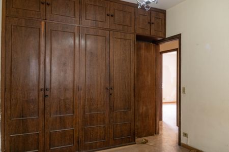 Casa à venda com 173m², 5 quartos e 4 vagas Casa à venda com 173m², 5 quartos e 4 vagasQuarto 4