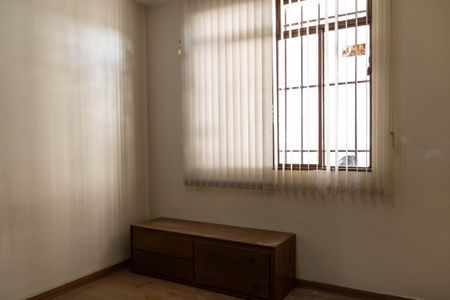 Casa à venda com 173m², 5 quartos e 4 vagas Casa à venda com 173m², 5 quartos e 4 vagasQuarto 4