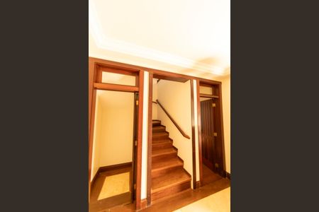 Casa de condomínio para alugar com 750m², 6 quartos e 4 vagasEscada