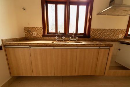 Casa de condomínio para alugar com 750m², 6 quartos e 4 vagasCozinha