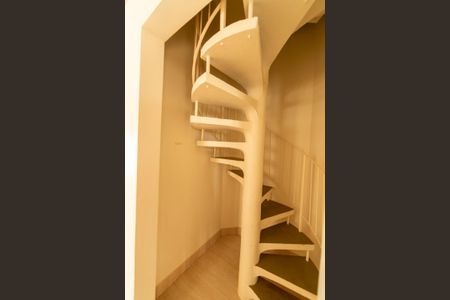 Casa de condomínio para alugar com 750m², 6 quartos e 4 vagasEscada