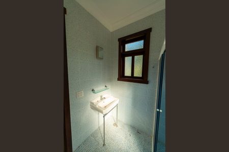 Casa de condomínio para alugar com 750m², 6 quartos e 4 vagasBanheiro de Serviço