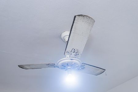 Casa à venda com 240m², 4 quartos e 3 vagas Casa à venda com 240m², 4 quartos e 3 vagasSala