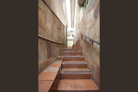 Casa à venda com 110m², 2 quartos e 1 vaga Casa à venda com 110m², 2 quartos e 1 vagaEscada