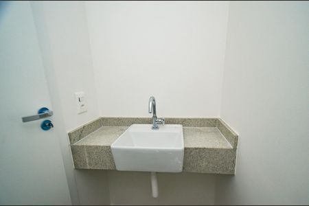 Apartamento à venda com 76m², 2 quartos e 2 vagasBanheiro de Serviço