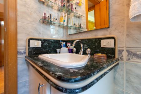 Apartamento à venda com 200m², 4 quartos e 2 vagas Apartamento à venda com 200m², 4 quartos e 2 vagasBanheiro
