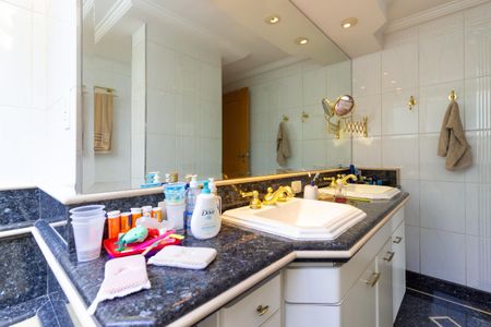 Apartamento à venda com 200m², 4 quartos e 2 vagas Apartamento à venda com 200m², 4 quartos e 2 vagasBanheiro da suíte